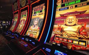 shwedinker APP Myanmar ကစားသမားများ Slots Casino Sports Betting APP ဖြင့် ကစားနေသောပုံ